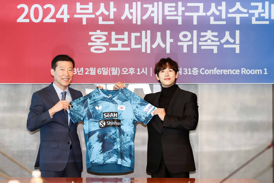 ▲ Secretary General Kim Taek-soo (left) and actor Im Si-wan holding the national team uniform ⓒ Korea Table Tennis Association