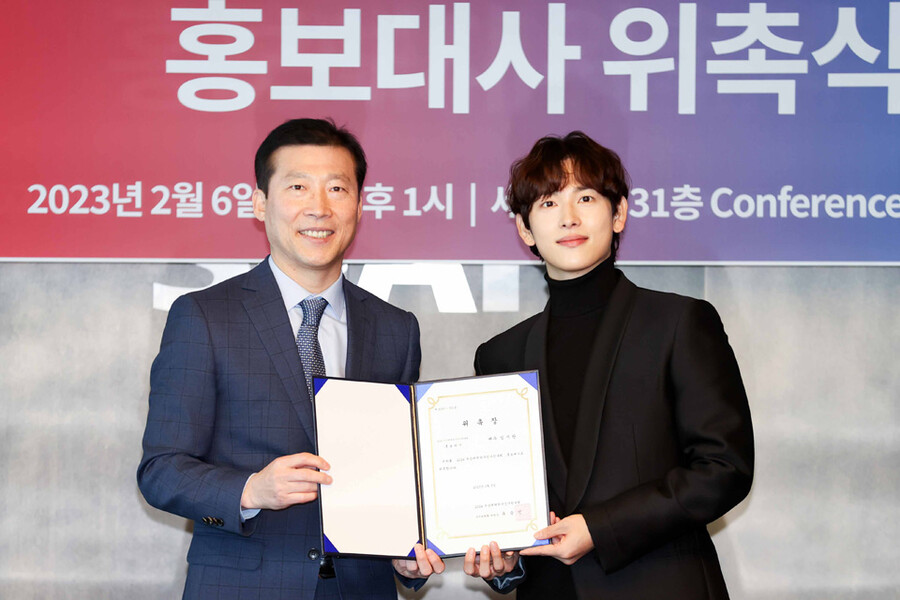 ▲ Secretary General Kim Taek-soo (left) and actor Im Si-wan exchanging letters of appointment ⓒ Korea Table Tennis Association