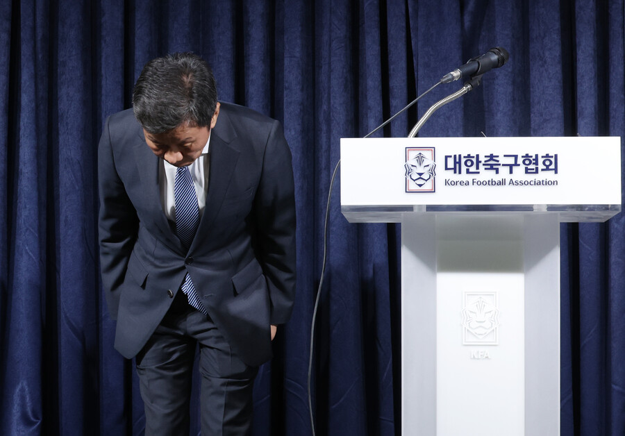 ▲ President Chung Mong-gyu (pictured above) of the Korea Football Association, who withdrew the pardon for 100 footballers, including match-fixing criminals, bowed his head. Members of the Football Association's board of directors remained silent. ⓒYonhap News