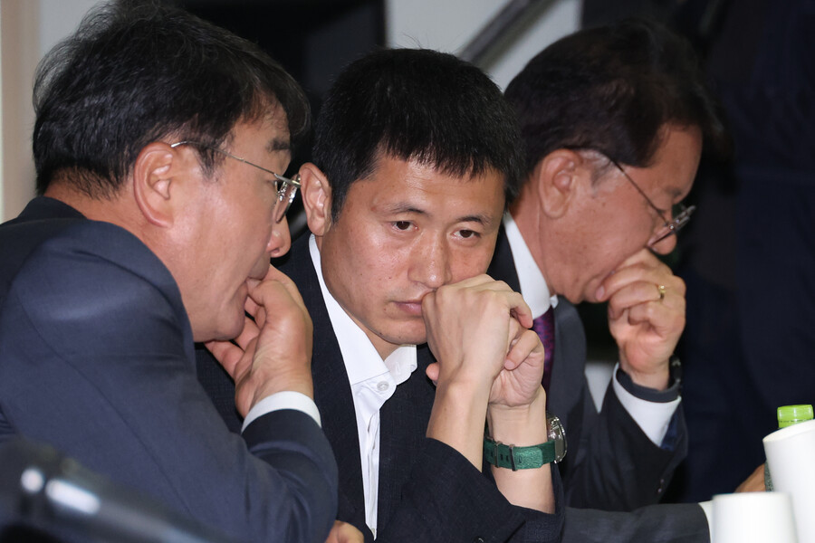 ▲ President Chung Mong-gyu (pictured above) of the Korea Football Association, who withdrew the pardon for 100 footballers, including match-fixing criminals, bowed his head. Members of the Football Association's board of directors remained silent. ⓒYonhap News