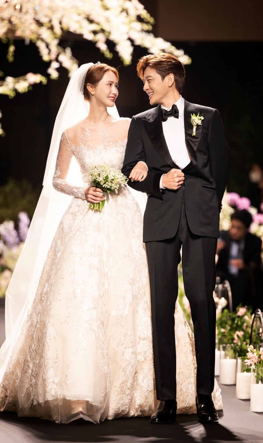 Marriage Se7en♥ Lee Da Hae Official Photos Released A Beautiful Couple Walking On A Flower