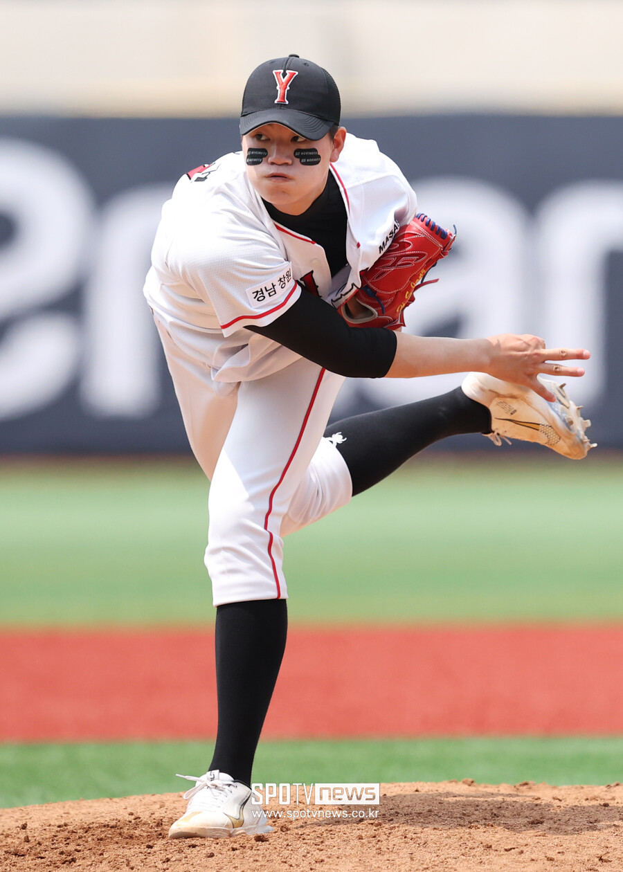 A 19-year-old prospect, it's interesting Like Nomo, Ryu Hyun-jin,  and Maeda, expectations for Jang Hyun-seok, who has reached the top of  157km, rise < World baseball < 기사본문 - SPOTV