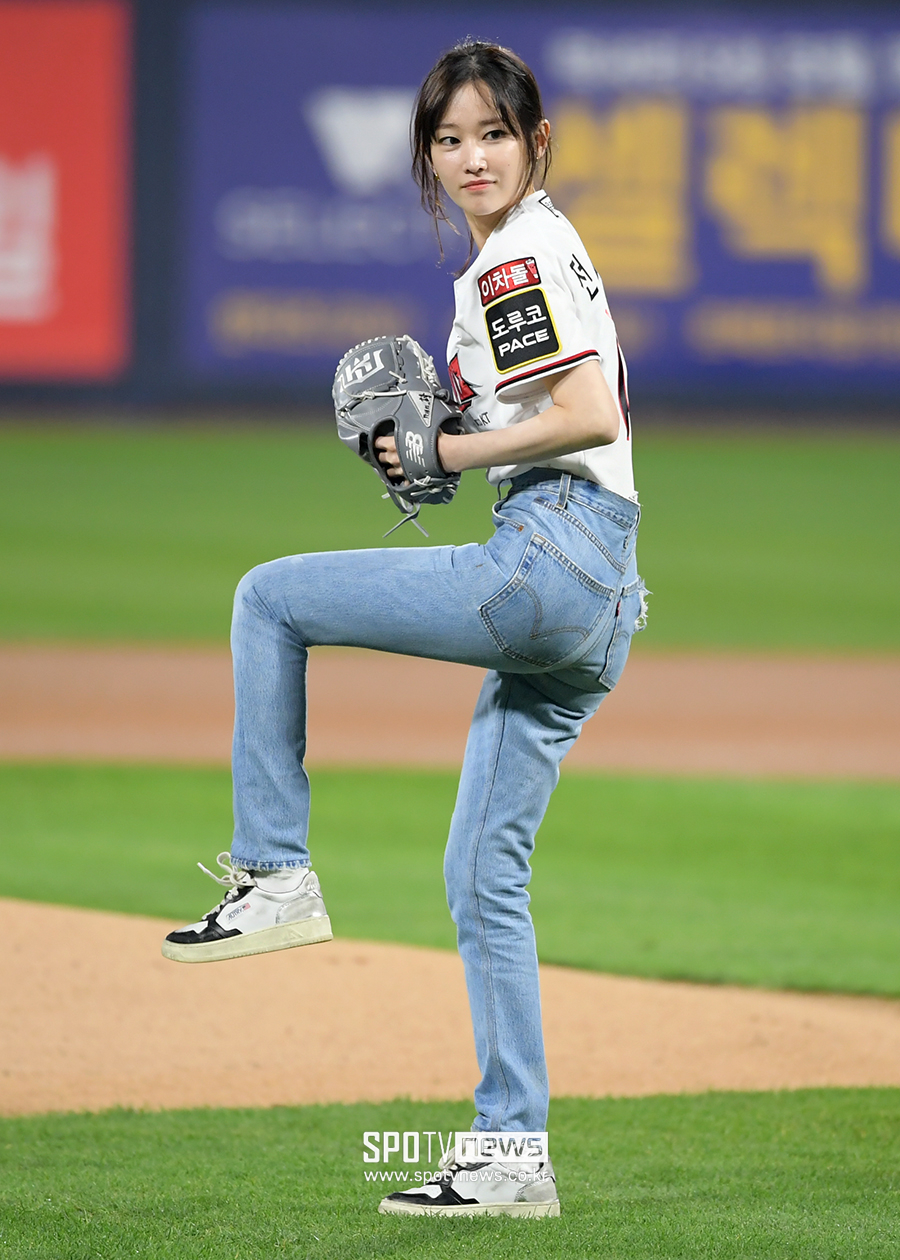 Photo S Jeon Jong Seo Throws The First Pitch In Comfortable Jeans