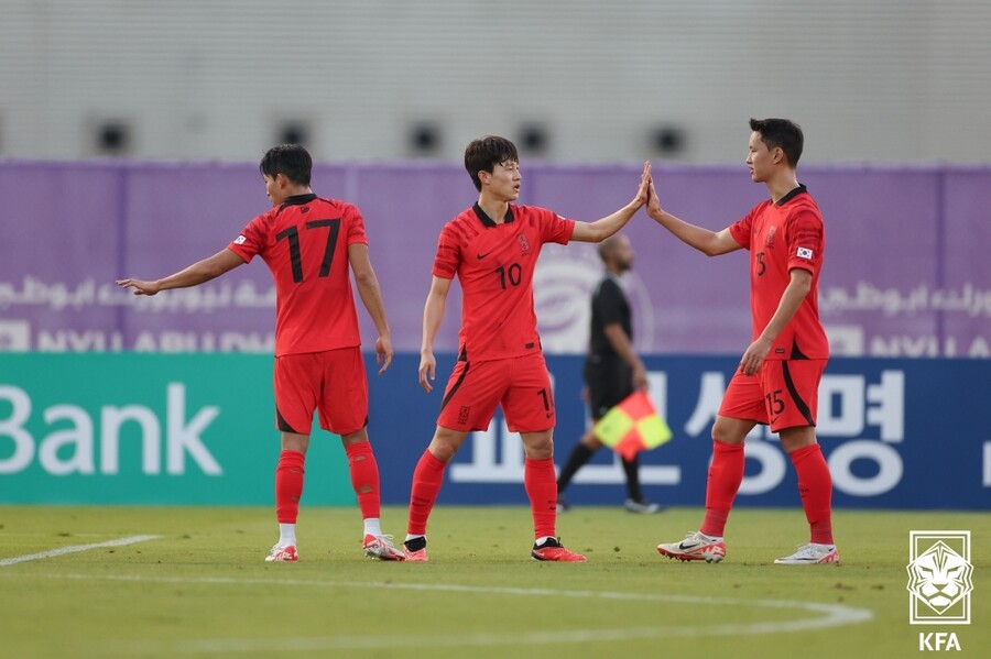 ▲ The Korean national team defeated Iraq 1-0 in a preparatory match for advancing to the 2023 Asian Football Confederation (AFC) Asian Cup finals held at New York University's Abu Dhabi Stadium in the United Arab Emirates (UAE) on the 6th (Korean time). Lee Kang-in became nervous due to a rough foul from Iraq at the last minute and was sent off (accumulated warnings) ⓒKorea Football Association