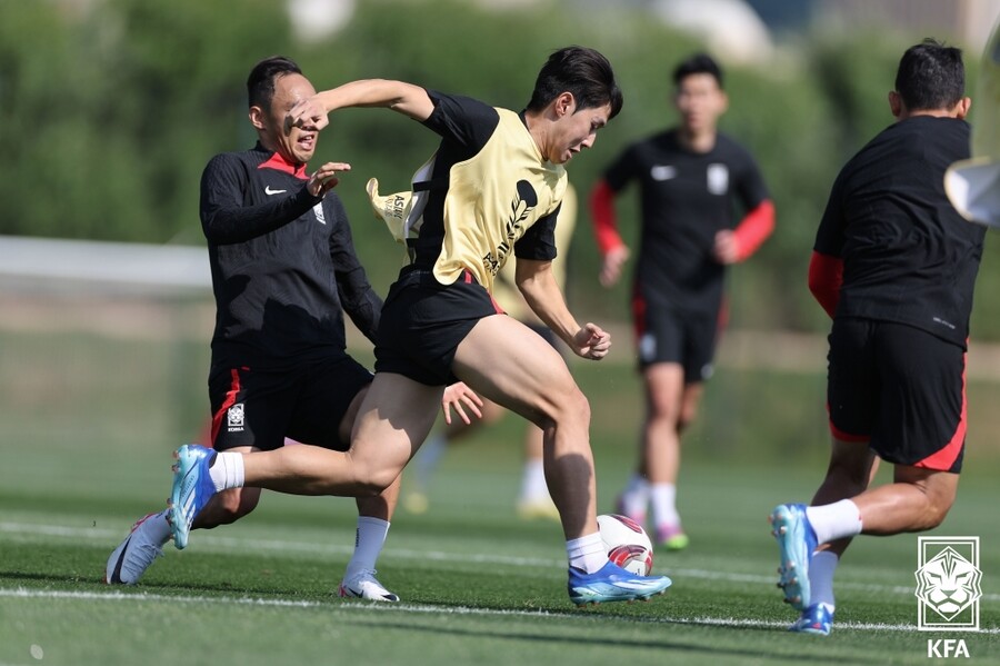 ▲ Lee Kang-in is sweating hard at the training ground for the first leg of the Group E group stage of the ‘2023 Asian Football Confederation (AFC) Asian Cup’ at Jassim Bin Hamad Stadium in Qatar. ⓒKorea Football Association