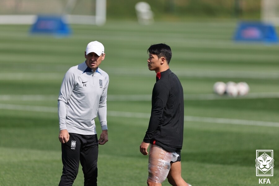 ▲ Hwang Hee-chan and Coach Klinsmann are having a conversation at the training ground for the first leg of the Group E of the ‘2023 Asian Football Confederation (AFC) Asian Cup’ at Jassim Bin Hamad Stadium in Qatar ⓒKorea Football Association