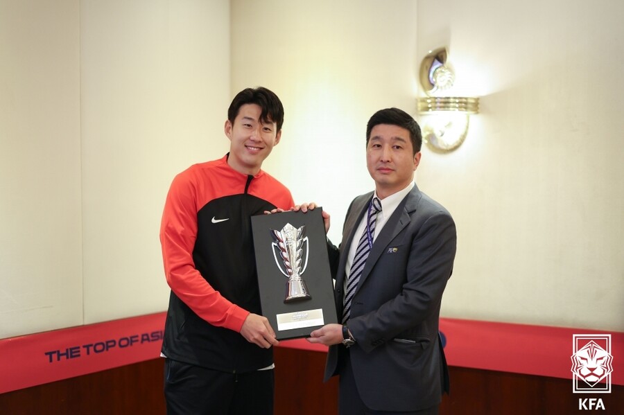 ▲ Son Heung-min smiling brightly while holding a replica of the Asian Cup trophy ⓒKorea Football Association
