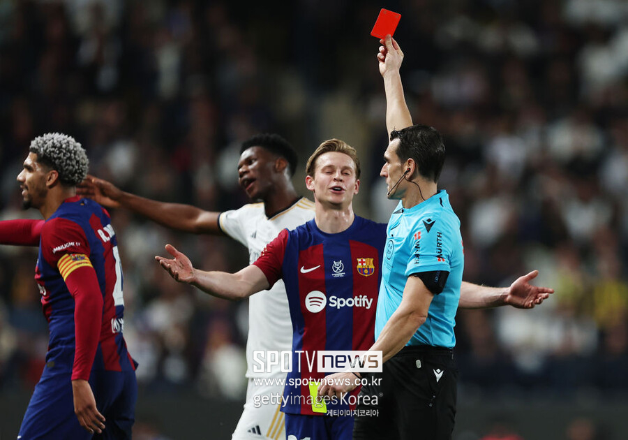 ▲ Barcelona was humiliated by its biggest rival, Real Madrid. It fell 1-4 in the final of the 2023-24 Supercopa de España (Spanish Super Cup) held at the KSU Stadium in Riyadh, Saudi Arabia on the 15th (Korean time).